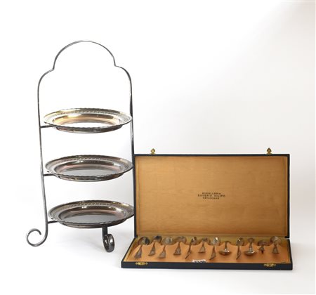 Lotto composto da dodici cucchiaini in argento (g 180 ca.) in custodia e un'alz