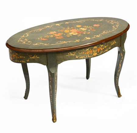Tavolino da salotto con piano ovale decorato a mazzi di fiori e fregi. Produzio
