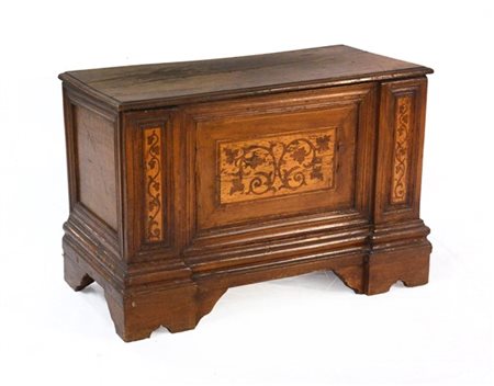 Piccolo cassone con specchiature anteriori intarsiate e filettate, piedi a mens