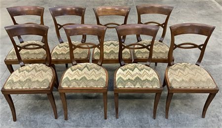 Gruppo di otto sedie in noce con gambe a sciabola e schienali a giorno, sedute