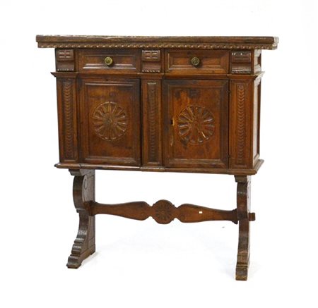 Alzata in legno intagliato a due cassetti e due sportelli con sostegni sagomati