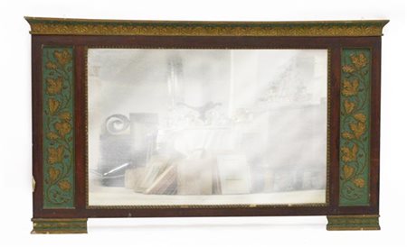 Caminiera in legno laccato verde e oro intagliata a palmette e tralci di vite c