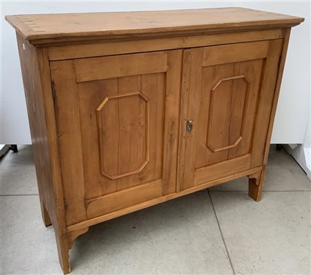 Credenzino in legno dolce a due sportelli (cm 106x91x41) (difetti)