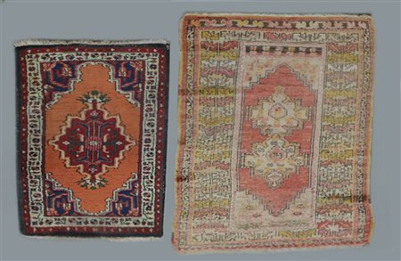 Lotto composto da due tappeti orientali (il più grande cm 160x92) (difetti)