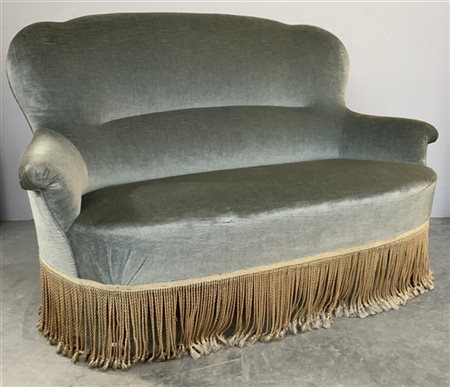 Divano a due posti rivestito in tessuto color verde salvia con passamaneria a f