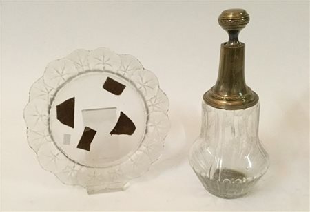 Bottiglia in cristallo molato con ghiera e tappo d'argento decorato a festoni u