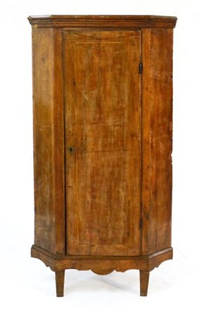 Antica angoliera in noce ad uno sportello filettato (cm 74x141x50) (difetti)
