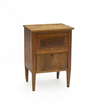 Comoda in noce ad un cassetto filettato ed un anta. Gambe rastremate, secolo XV