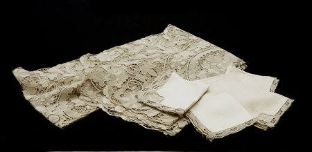 Tovaglia al tombolo di cotone color ecrù. Decoro con motivi floreali (cm 310x17