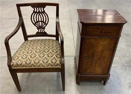 Lotto composto da un comodino lastronato in noce e una sedie con braccioli moss