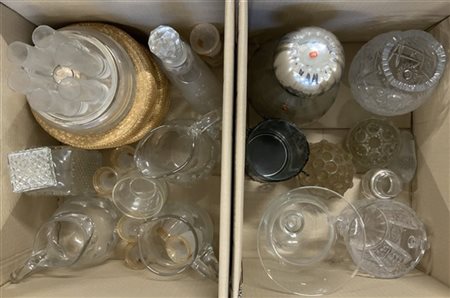 Lotto di due cartoni contenenti numerosi oggetti in cristallo per usi different