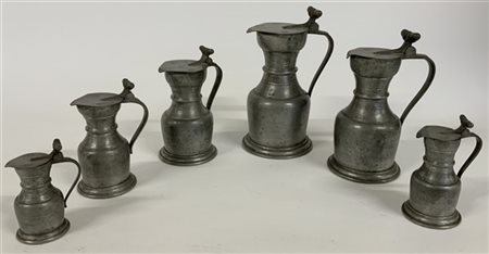 Gruppo di sei versatoi con coperchio in peltro (h max cm 20) (difetti)