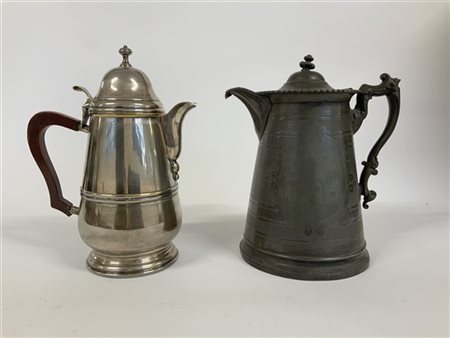 Lotto composto da una brocca in peltro con corpo inciso e un thermos in metallo