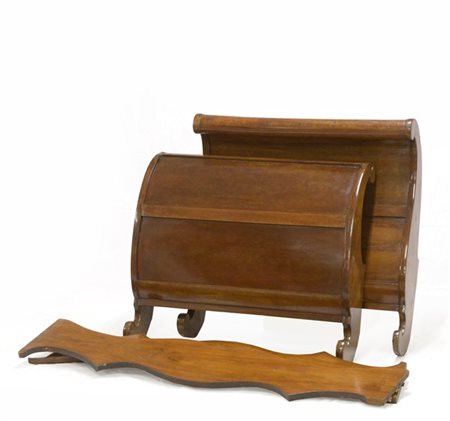 Letto singolo a barca in noce. Secolo XIX (difetti)