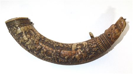 Porta polvere in osso riccamente scolpito con scene di caccia da un lato e dall