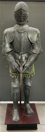 Armatura da decorazione in metallo inciso in patina completa di ogni sua parte.