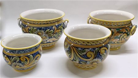 Lotto composto da quattro vasi in ceramica di cui due biansati, misure diverse