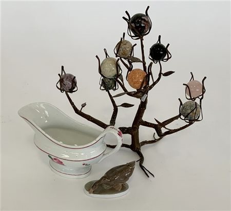 Lotto composto da una scultura stilizzata raffigurante un albero in ferro e pie