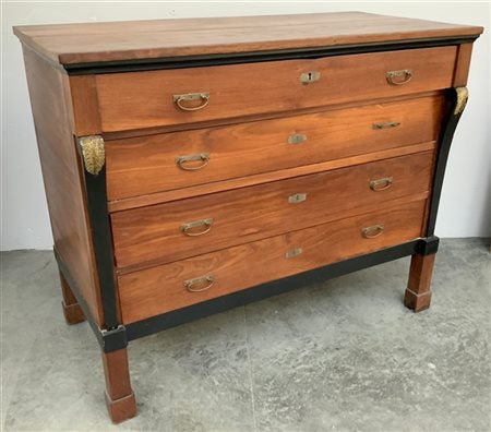 Comò a quatto cassetti con lesene e modanature in legno ebanizzato, piedi a pli