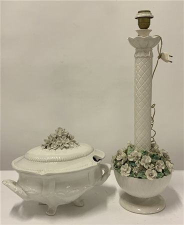 Lotto composto da una zuppiera biansata con coperchio ed una lampada in ceramic