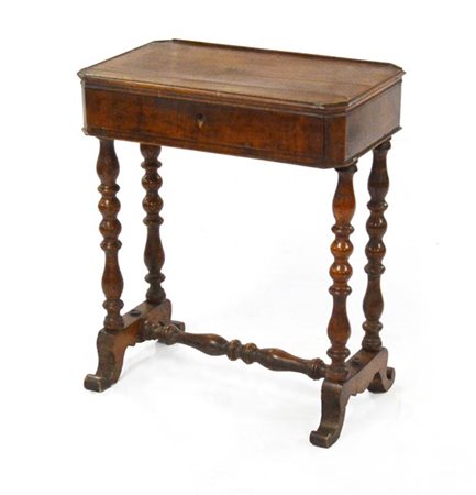 Tavolino da lavoro con cassetto nella nella fascia, gambe tornite e unite da tr