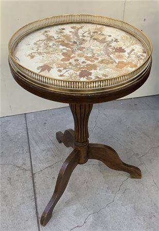 Tavolino da salotto tripode, piano con vassoio decorato da elementi naturalisti