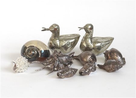 Lotto composto da due papere in metallo e otto conchiglie rivestite in lamina d