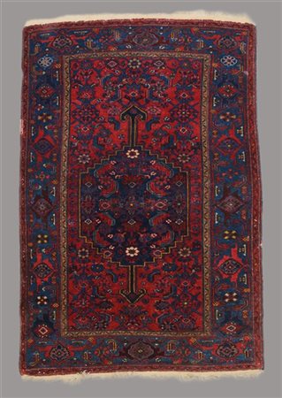 Tappeto a fondo mattone con medaglione centrale e bordura nei toni del blu (cm