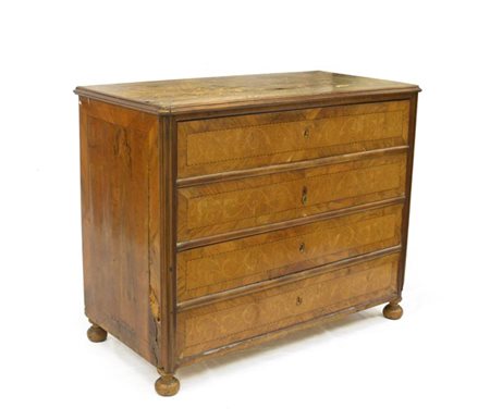 Antico cassettone in noce intarsiato e filettato a quattro cassetti sul fronte.