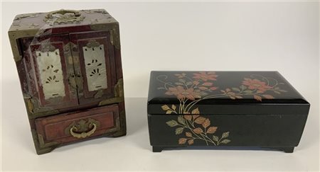 Lotto di due portagioie in legno e pietra dura (misure diverse) 
Cina, sec. XX