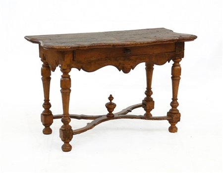 Antico tavolo da parete con piano mosso, cassetto nella fascia e gambe tornite