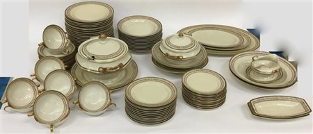 Manifattura di Rosenthal. 
Servizio da tavola in porcellana decorato a dorature