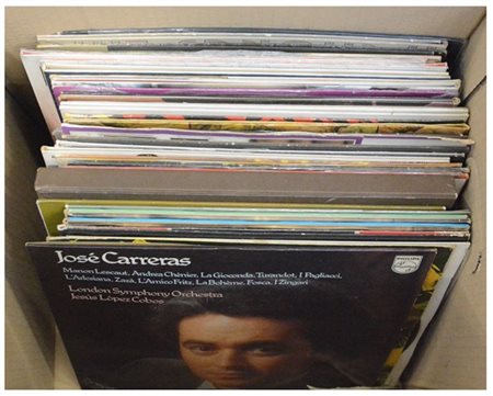 Cartone contenente numerosi vinili 33 giri di generi musicali differenti (lievi