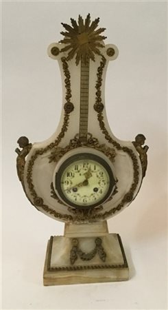 Pendola da tavolo in alabastro a forma di lira decorata con applicazioni in met