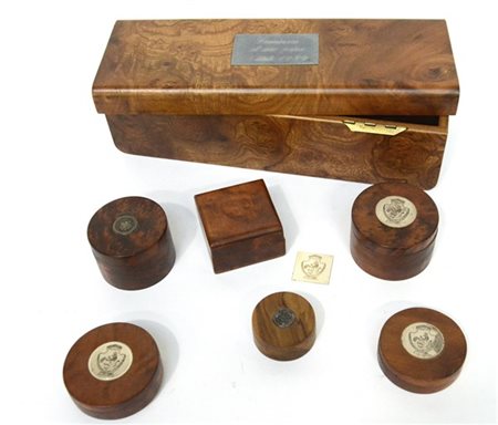 Lotto composto da una scatola rettangolare in radica e sei tabacchiere in legno