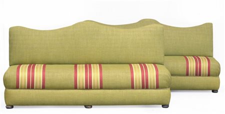 Coppia di panche con schienale sagomato, rivestite in tessuto verde rigato (cm