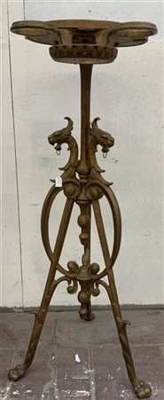 Porta vasi tripode in metallo verniciato decorato con teste e piedi ferini (h c