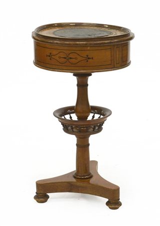 Tavolino da lavoro in legno intagliato di forma circolare con piano apribile.So