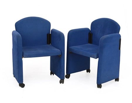 Coppia di poltrone imbottite rivestite in velluto sintetico blu a rotelle. Ital