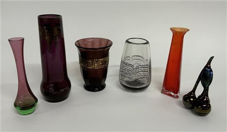 Lotto composto da cinque vasetti e un rametto con ciliegie in vetro di diversa