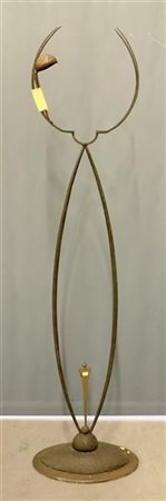 Reggipiatto in ferro battuto. Anni '20. (h cm 129) (difetti e mancanze)