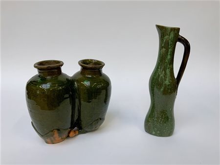 Lotto composto da un vasetto siamese ed una brocca in ceramica verde sottovetri