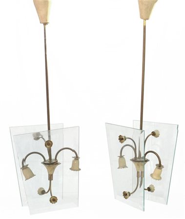 Coppia di lampadari a due luci in ottone verniciato bianco e paralume in crista