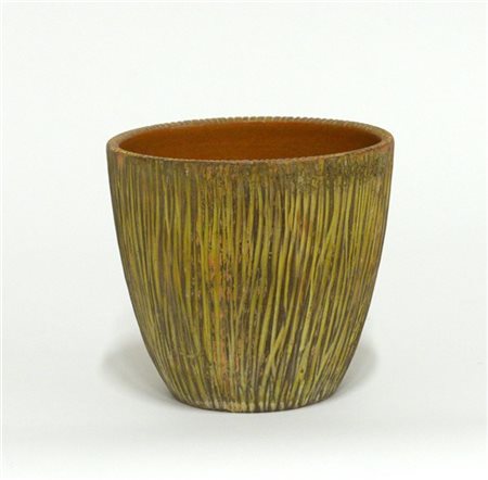 Vaso in terracotta dipinta e incisa sulla superficie esterna. Secolo XX. Numera