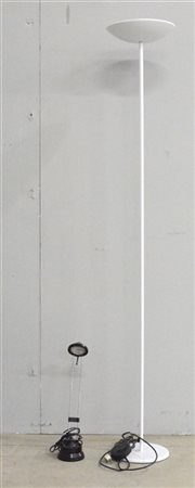 Lotto composto da una lampada alogena da terra in metallo smaltato bianco e una