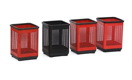 Lotto composto da quattro cestini in metallo traforato rosso e nero e plastica.