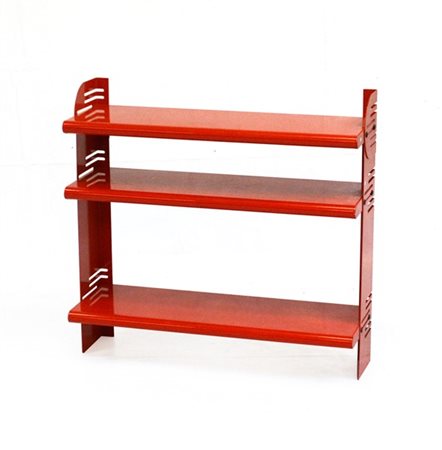 Lotto di due mensole a uno e due ripiani in metallo smaltato rosso. Italia, ann