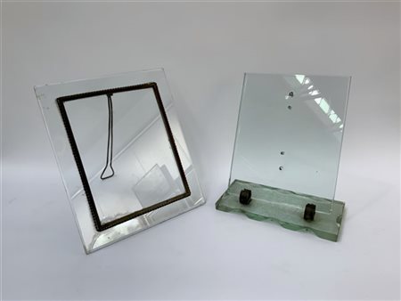 Due cornici portafoto in cristallo molato. Italia, anni '30. (Misure varie) (gr