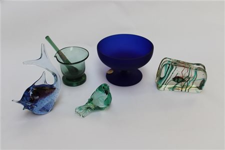 Lotto composto da un mortaio, un'alzata, un acquario, un uccello un pesce in ve