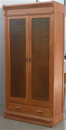 Mobile schedario in legno impiallacciato con ante a vetri ambrati nella parte s